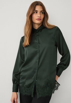 Ellos Collection, SATINBLUSE MIT SPITZENBORTE - Skjortebluser - green