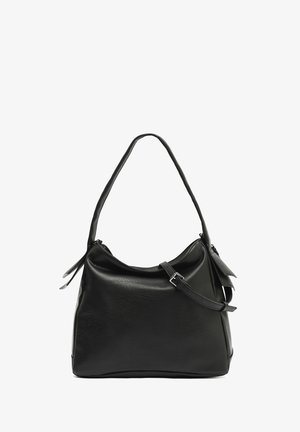 Zwarte leren hobo tas met een zachte textuur, gebogen vorm, verstelbare schouderband en zijflappen. Voorzien van een rits sluiting.