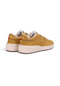 Brune semskede sneakers med en strukturert finish, som har såle i hvitt, polstret krage og gulldetaljer på helen.