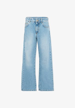 Jeans di jeans blu chiaro a vita alta con chiusura con bottone e cerniera, tasche frontali e taglio a gamba dritta su sfondo bianco.