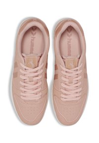 Chaussures de sport roses avec une tige synthétique lisse, un bout arrondi et des lacets plats. Elles présentent trois bandes diagonales de chaque côté et un logo sur la languette.