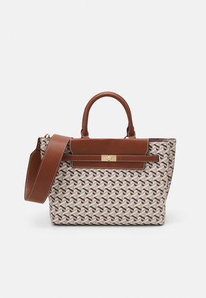 Sac à main beige et marron à motif avec poignées en cuir marron, bandoulière et fermoir doré sur fond blanc.