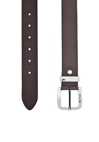 Bruine leren riem met een zilveren metalen gesp. Beschikt over een slank ontwerp met meerdere maatgaatjes en een logodetail nabij de gesp.