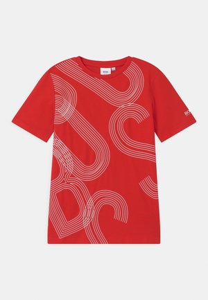 Rød T-shirt med korte ærmer med hvide abstrakte buede linjemønstre og et lille mærkelogo på venstre ærme.