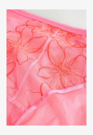 Tissu rose léger et transparent avec des motifs floraux brodés dans un rose plus foncé. Les bords sont finis avec un bandeau rose lisse.