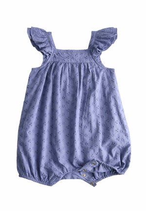 Lyslilla babydragt med flæser på skulderstropperne, blomsterbroderi med øjenhuller og trykknapper i skridtet for nem bleskift.