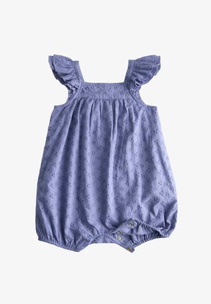 Lila babyromper met gerimpelde schouderbandjes, opengewerkt bloemenborduurwerk en drukknoopsluiting bij het kruis voor gemakkelijke luierwissels.