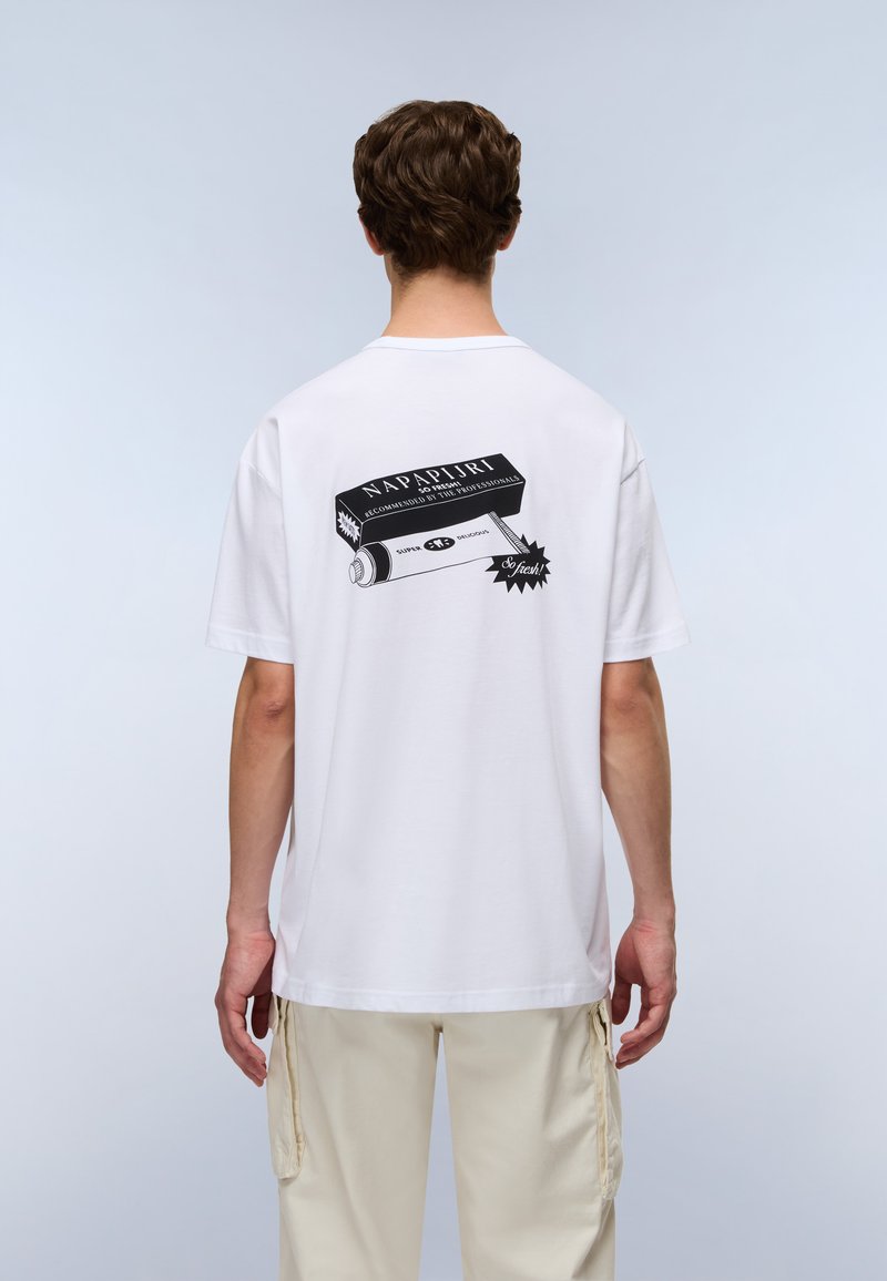 Hvid t-shirt med korte ærmer har en grafisk design på ryggen, der viser en sort-hvid spraydåse med "NAPAPIJRI" tekst og stjerneaccenter.