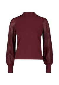 Pull-over bordeaux à manches longues avec col montant côtelé, manches bouffantes transparentes à texture, et poignets côtelés ajustés.