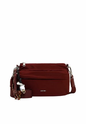 Borsa a tracolla rettangolare di colore rosso scuro con cerniera argento, perline decorative e tracolla regolabile, nome del marchio "Suri Frey" sul davanti.