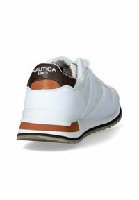 Sneaker bianca con dettagli in pelle, pannello del tallone marrone con logo, tessuto testurizzato e suola in gomma a contrasto con una striscia arancione.