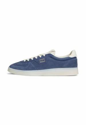 Lavsko sneaker i blå ruskind med hvid sål, hvide snørebånd og hvid polstret hælkrave, vist fra siden på en hvid baggrund.
