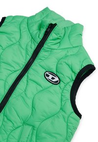 Gilet trapuntato verde con collo alto, dettagli neri, zip frontale e patch con marchio. Texture liscia con un motivo distintivo a onde.