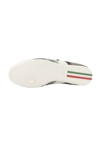 Sole della scarpa con superficie in gomma bianca testurizzata, parte superiore rinforzata grigia con accenti turchesi e blu navale, e un dettaglio a strisce multicolore.