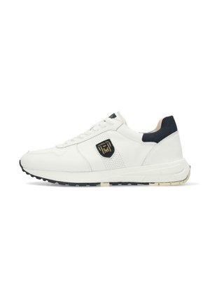 Sneakers bianchi in pelle con dettagli blu navy, design perforato e patch con logo. Presentano una suola texturizzata per aderenza e stabilità.