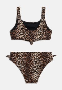 Leoparda raksta bikini komplekts ar īsu topu un platām siksnām, kā arī pieguļošām augsta vidukļa biksēm. Materiāls ir gluds ar mīkstu faktūru.