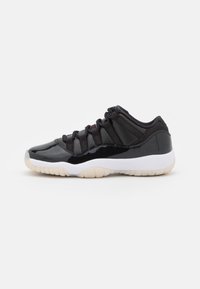 Jordan AIR 11 RETRO LOW UNISEX - Basketsko - black/gym red/white/sail