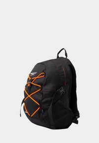 Zaino nero con corda bungee arancione e accenti rossi. Presenta spallacci imbottiti e tasche laterali in rete. Tessuto resistente e design strutturato.