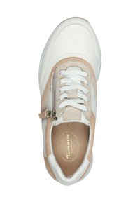 Baskets blanches et beiges avec une tige en cuir lisse, des accents texturés, un bout rond, des lacets à l'avant et une fermeture éclair sur le côté. Marque visible à l'intérieur.