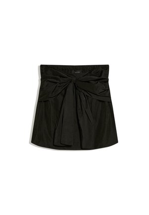 Čierna mini sukňa bez ramienok so širokým viazaným mašľovým detailom v páse a miernymi záhybmi na bielom pozadí.