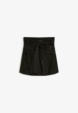 Czarna mini spódnica bez ramiączek z szeroką, wiązaną kokardą w talii i delikatnymi zakładkami na białym tle.