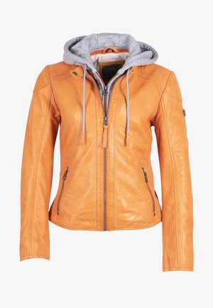 Orangefarbene Lederjacke übereinander getragen mit grauem Kapuzenpullover mit Kordeln, Frontreißverschluss und Reißverschlusstaschen an den Seiten, auf weißem Hintergrund dargestellt.