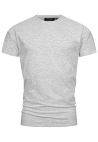 T-shirt gris clair à manches courtes avec col rond, petit logo blanc sur le côté gauche de la poitrine et étiquette noire à l'intérieur du col.
