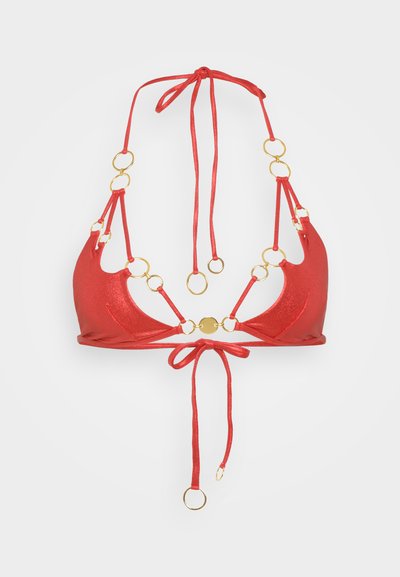 Punane metallik bikini ülemine osa kolmnurkse kujundusega. Omab kuldset värvi rõngaid ja nööre, luues reguleeritava sobivuse. Sile tekstuur.