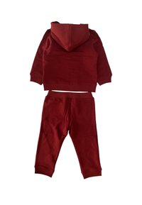 Set in felpa rossa con cappuccio e pantaloni abbinati. Il tessuto è liscio con polsini e vita a costine. Design semplice senza motivi.