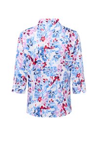 Blusa floreale con collo alto e maniche a tre quarti, presenta motivi di fiori blu, rosa e rossi su uno sfondo bianco. Texture del tessuto liscia.