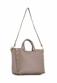 Grijze leren handtas met gouden accenten en studs aan één zijde. Voorzien van twee korte handvatten en een lange verstelbare schouderriem.