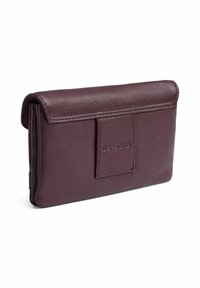 Burgundska usnjena denarnica z teksturirano površino, zložljivim pokrovom in vtisnjenim logotipom blagovne znamke. Ima gladko notranjost in urejen šiv.