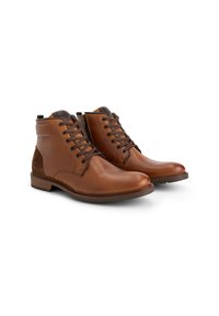 Donkerbruine leren enkelboots met donkerbruine veters, zijritsen en houten zolen, naast elkaar geplaatst op een witte achtergrond.