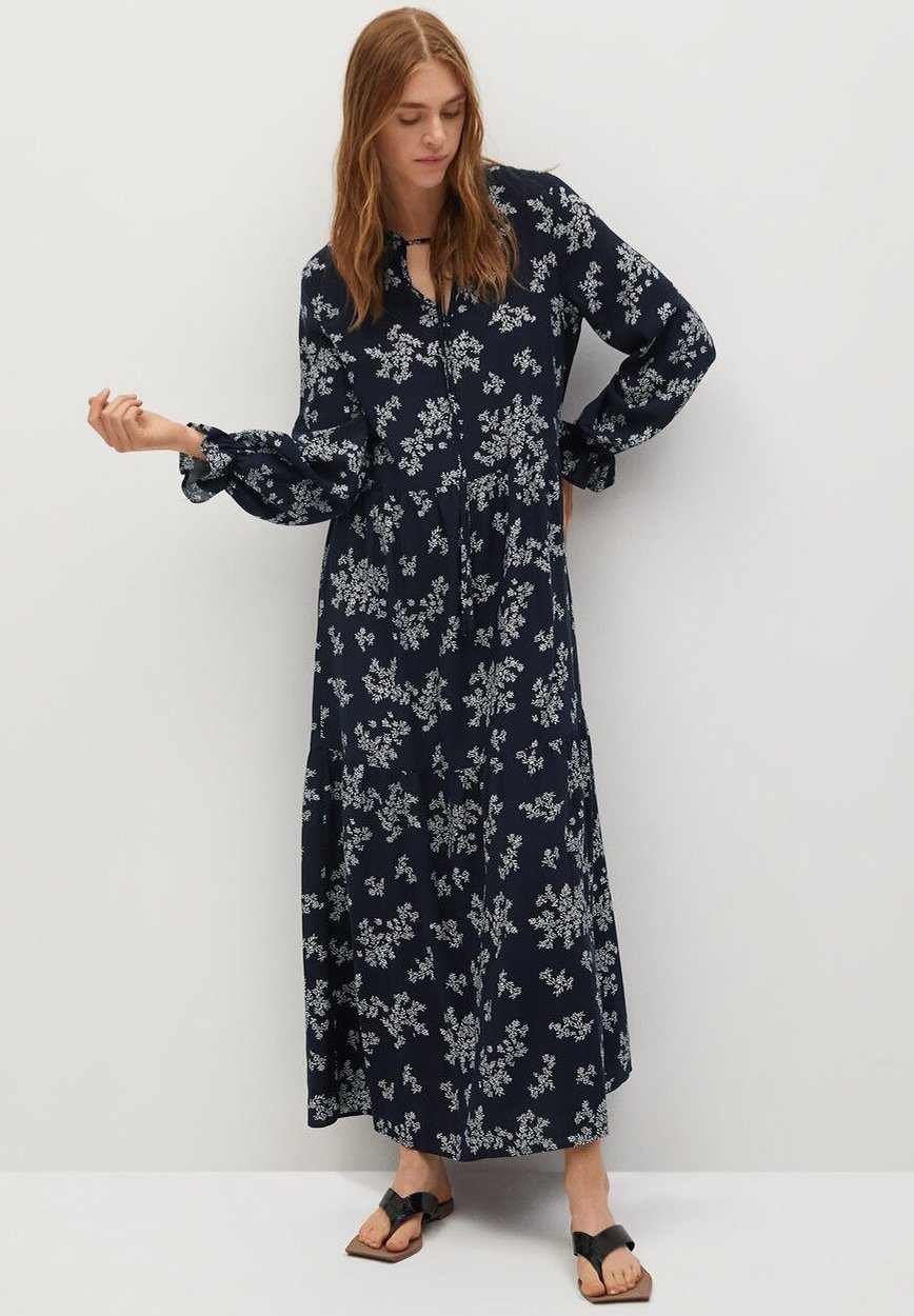 Maxiklänningar | Köp en maxiklänning online på Zalando.se Svart klänning med smockdetalj Lindex Presenter och blommor
