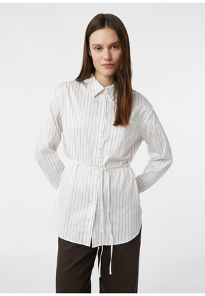 Lekka, biała koszula z długim rękawem, z subtelnymi pionowymi paskami w beżowym i jasnoróżowym kolorze, zaciągnięta w talii sznurkiem.