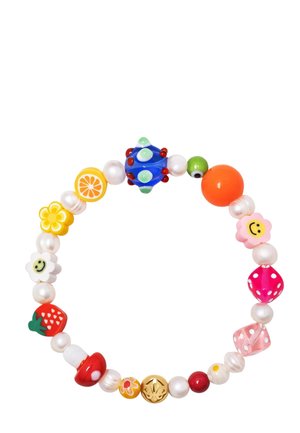 Farverigt perlearmbånd med forskellige former, herunder blomster, frugter og en blå pigget perle, samt perle- og plastikperler.