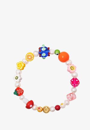 Farverigt perlearmbånd med forskellige former, herunder blomster, frugter og en blå pigget perle, samt perle- og plastikperler.