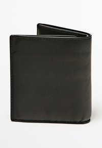 Sort læderpung med en tekstureret overflade, samt en bi-fold design og glatte sting langs kanterne. Ingen synligt hardware eller detaljer.