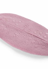 Pantofole di tessuto rosa caratterizzate da una superficie texturizzata con punti in rilievo e branding in rilievo, progettate per comfort e aderenza.