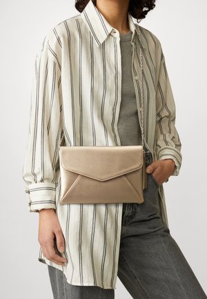 Metallisch goldene Clutch-Tasche mit einem Umschlag-Design, ausgestattet mit einem umklappbaren Deckel, einer Kettenriemen und einer glatten Textur. Getragen zu einem gestreiften Hemd.