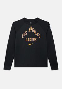 Czarna koszula z długim rękawem z rękawami raglanowymi, ozdobiona zakrzywionym napisem "LOS ANGELES LAKERS" w kolorach złotym i fioletowym oraz logo Nike w żółtym kolorze.