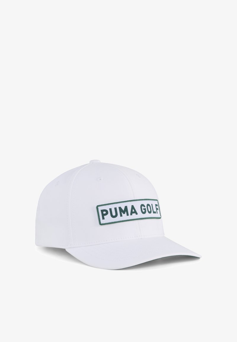 Weißes Golfcape mit strukturiertem Design und einem grünen gestickten "PUMA GOLF"-Abzeichen auf der Vorderseite. Mit gebogenem Schirm und verstellbarem Riemen.