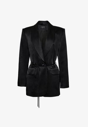 Fekete szatén blézer széles hajtókával, hosszú ujjakkal, patentos zsebekkel, egysoros gombolással és vékony övvel megkötve a deréknál.