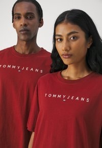 Tommy Jeans LINEAR LOGO TEE  - Printtipaita - magma red