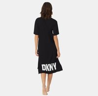 Czarna bawełniana sukienka z krótkimi rękawami, o prostym kroju i dużym białym logo "DKNY" na dole. Gładka faktura, do kolan.