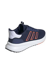 Zapatilla de running Adidas de color azul marino con rayas naranjas, tabique del talón blanco, media suela blanca y suela negra y naranja, vista lateral inclinada derecha.