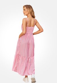 Roze en witte gestreepte maxi-jurk met een smock achterkant, dunne bandjes en een gerimpelde zoom; gemaakt van lichte stof.