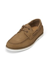 Braune Lederschiffs Schuhe mit strukturiertem Finish, weißer Gummisohle und kontrastierenden Nähten. Verfügt über eine Schnürung und einen gepolsterten Kragen.