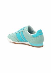 Zapatillas de ante verde claro con acentos en turquesa, que cuentan con tres franjas laterales, puntera redonda, media suela blanca y suela de goma texturizada.