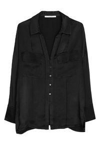 Camicia in satin nero con collo, maniche lunghe, due tasche anteriori e chiusura frontale a bottoni. Tessuto liscio e vestibilità comoda.